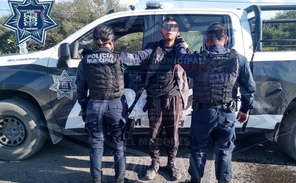 Policías de El Marqués detienen a sujeto por robar un vehículo en Presa del Carmen.