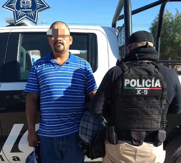 Policías de El Marqués detienen a un sujeto con orden de aprehensión por homicidio.