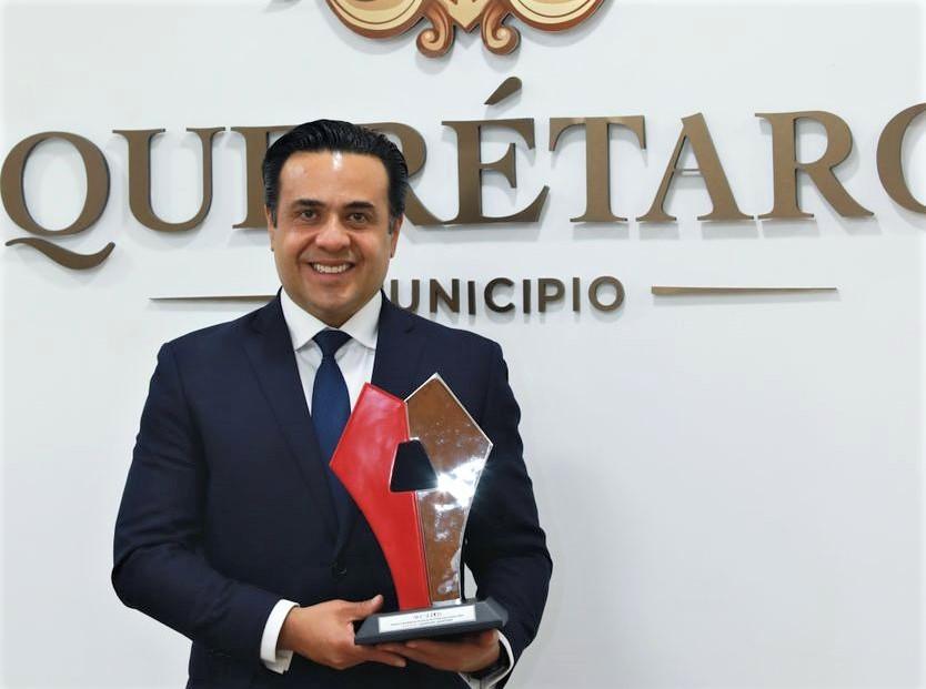 Recibe el Alcalde de Querétaro premio por programa de Transporte Escolar Gratuito.