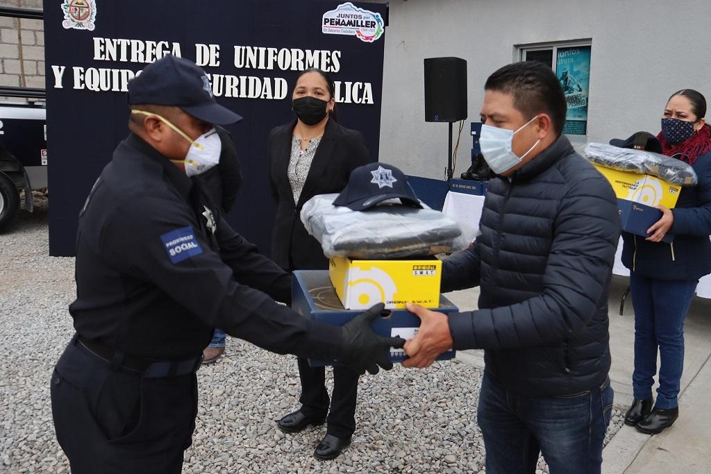 El Alcalde de Peñamiller Juan Carlos Linares, entrega uniformes y equipo a policías municipales.