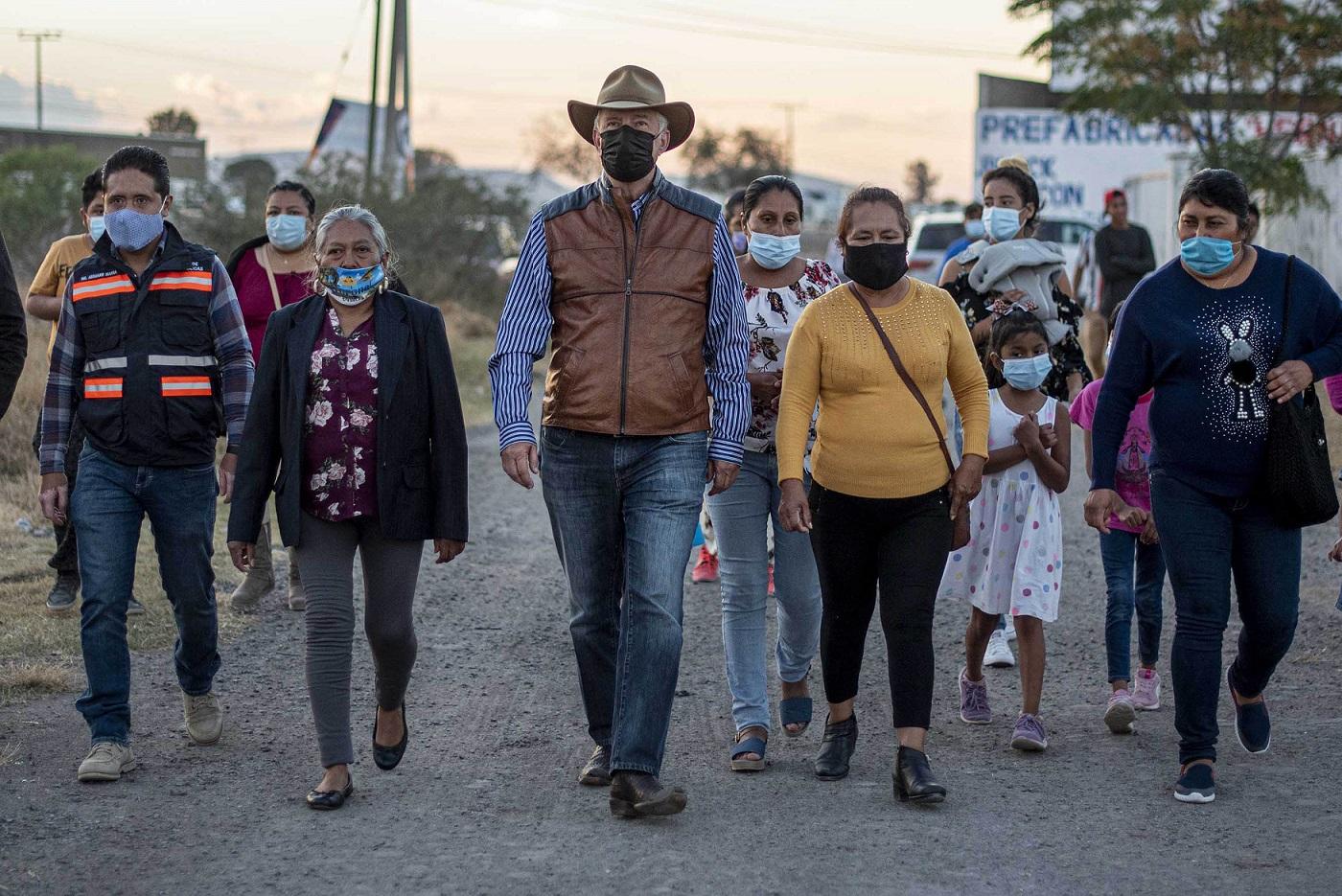 El edil Enrique Vega Carriles realizó un recorrido acompañado de algunos beneficiarios para confirmar la calidad e impacto social de la obra.