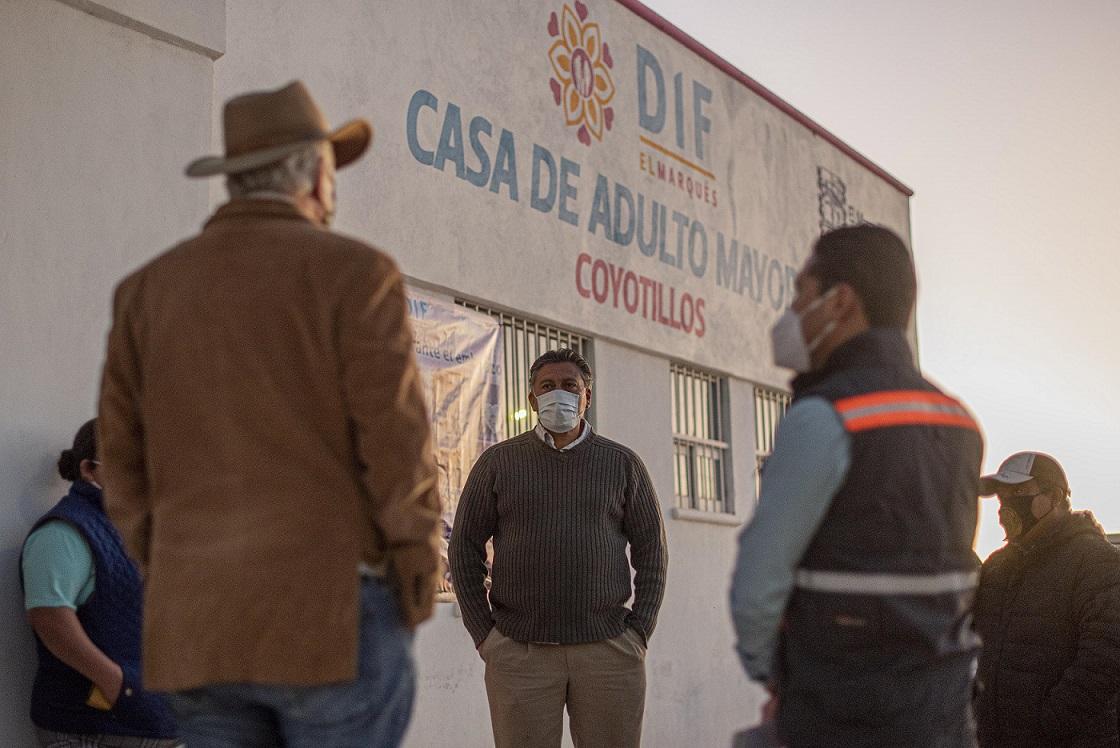 Enrique Vega entrega ampliación de red eléctrica y alumbrado público en Coyotillos.