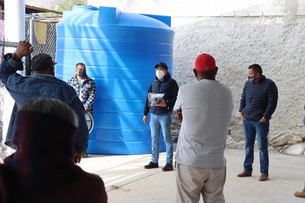 Juan Carlos linares entrega tinaco de 10 mil litros a los habitantes de Cuesta Colorada.