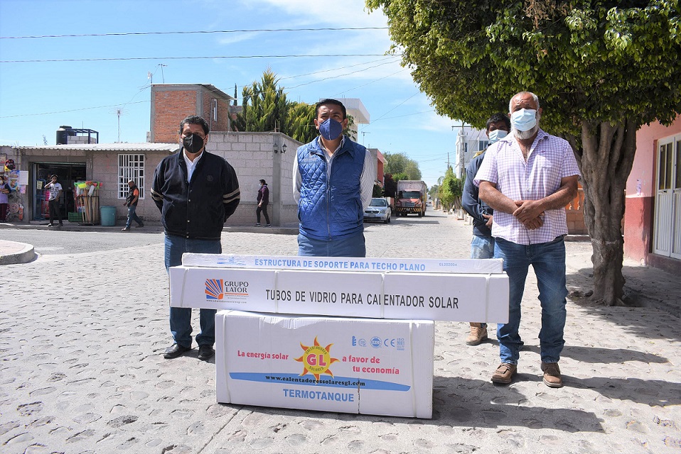 Amarildo Barcenas entrega calentadores solares en Quintanares Pedro Escobedo