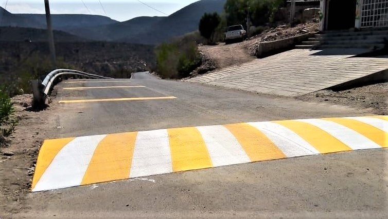 Construyen reductores de Velocidad en Peñamiller