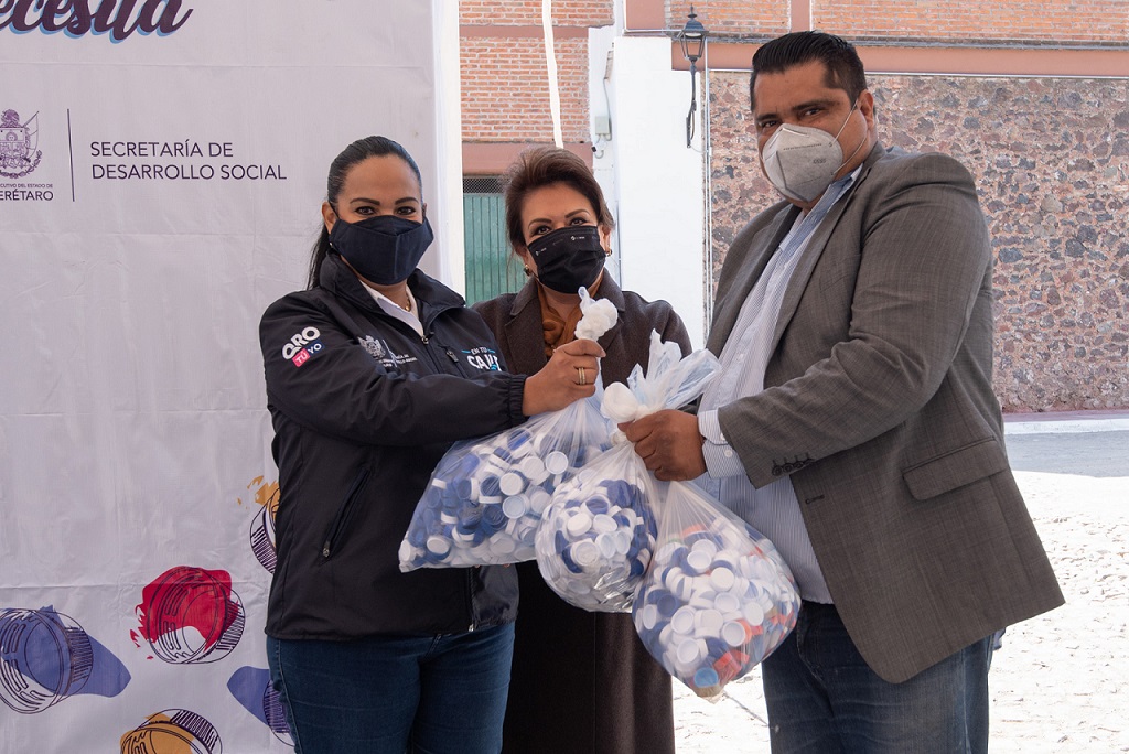 El Marqués dona 2 toneladas de tapitas de plástico para apoyar a niños con cáncer.