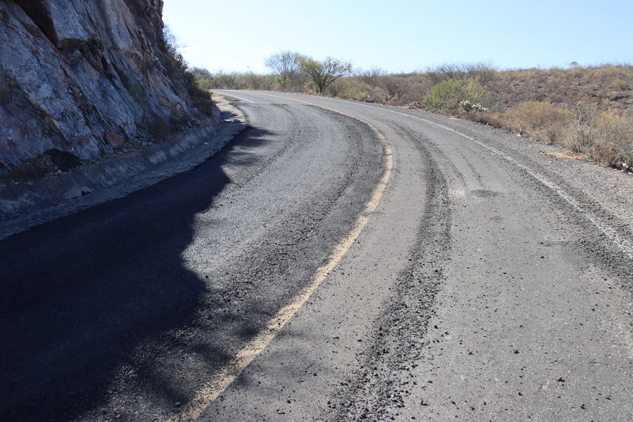 Gestiona Juan Carlos Linares obras de rehabilitación de Carretera Peñamiller-San Miguel Palmas.