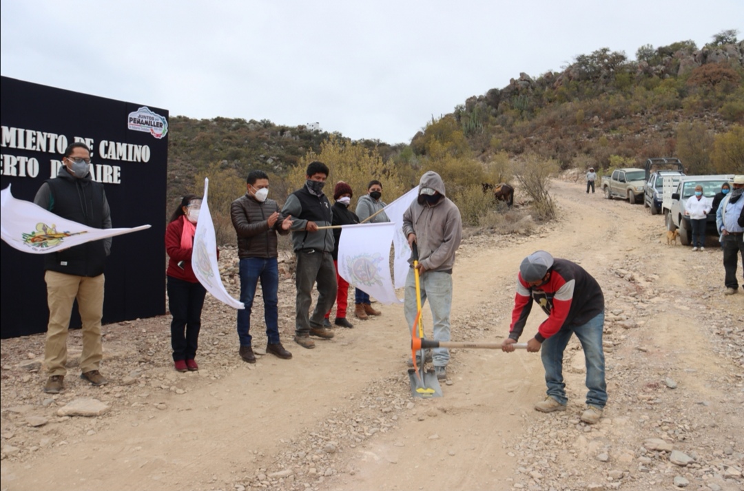 Juan Carlos Linares encabeza arranque de obras de mejoramiento de caminos y calles en 3 comunidades.