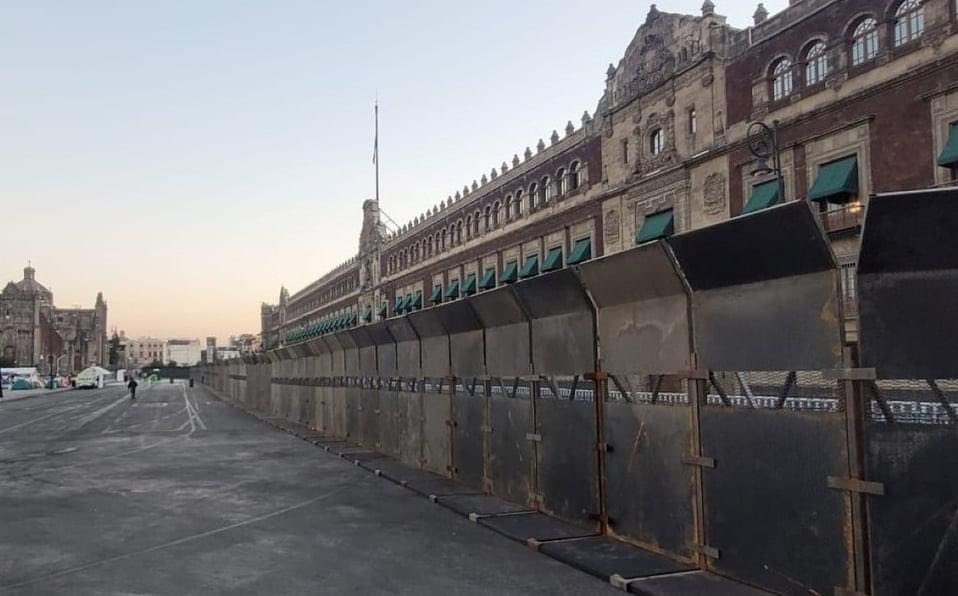 AMLO coloca muralla Palacio Nacional ante protestas de mujeres.