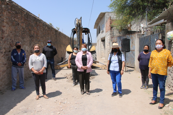 Arrancan obras de ampliación de drenaje y empedrado de calles en tres comunidades de Pedro Escobedo