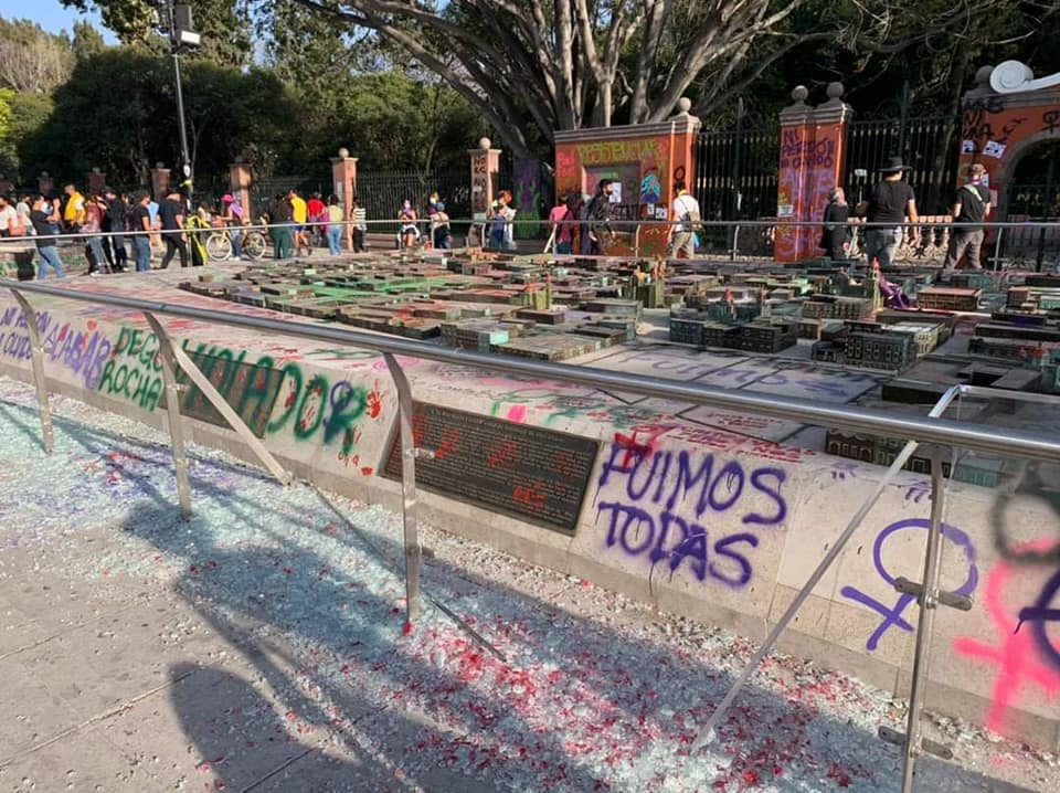 Manifestantes feministas vandalizan mega maqueta en la Alameda Hidalgo de Querétaro.