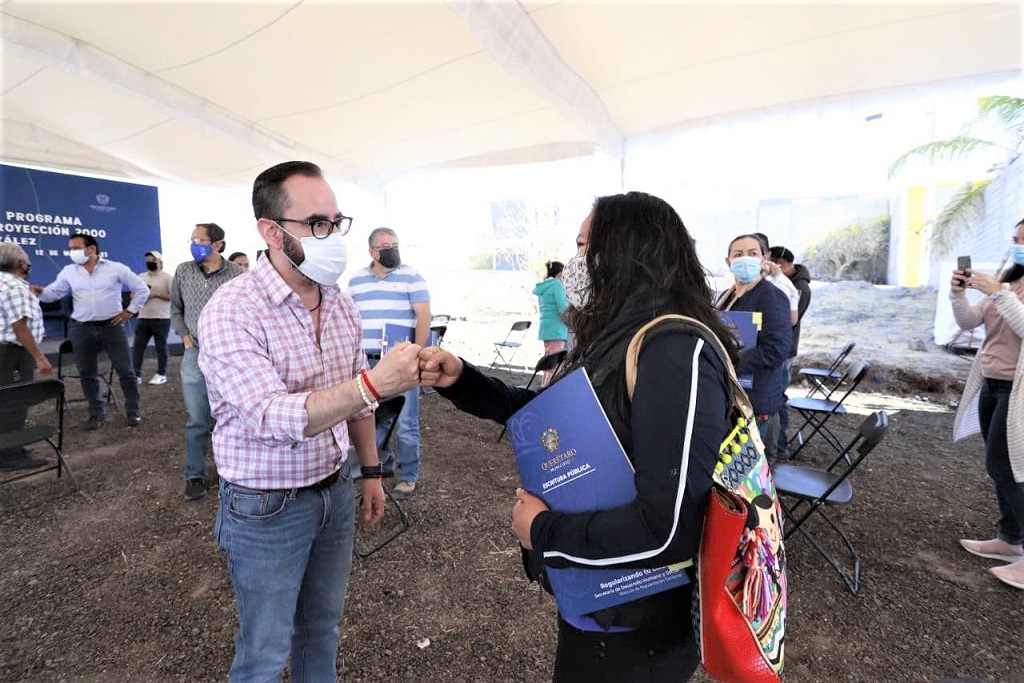 Miguel Parrodi supervisa entrega de 52 escrituras publicas en la Delegacion Epigmenio Gonzalez