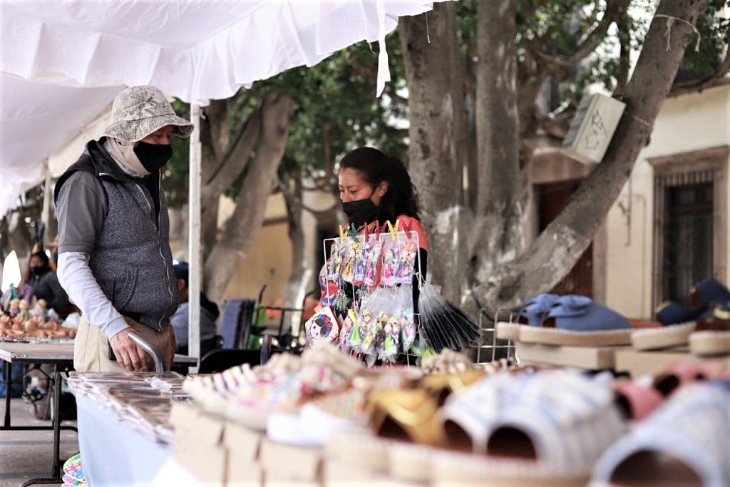 Inicia Feria Artesanal en el Jardín Guerrero en Querétaro Capital.