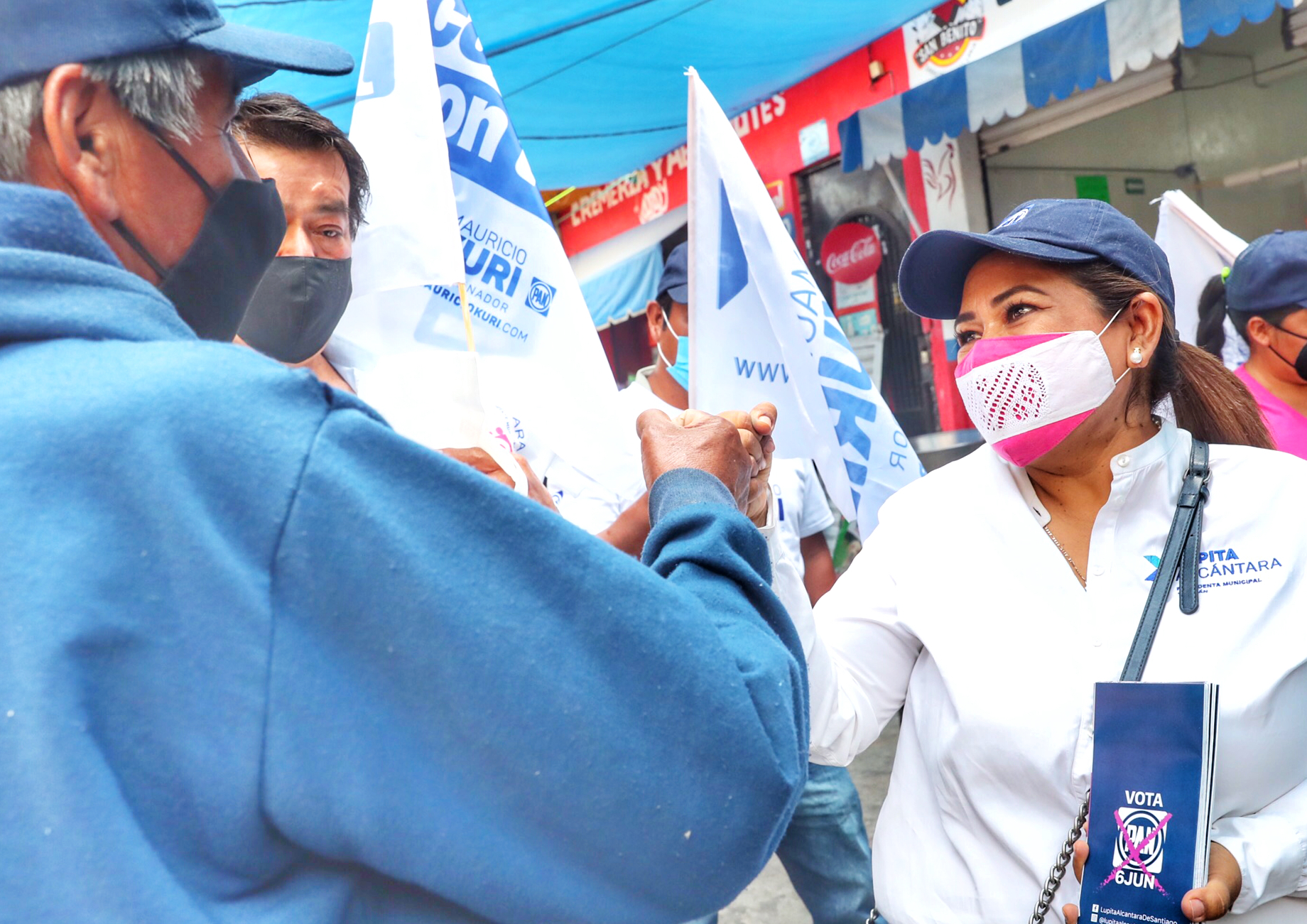 Lupita Alcántara se reúne con comerciantes del Mercado Municipal de Tolimán.