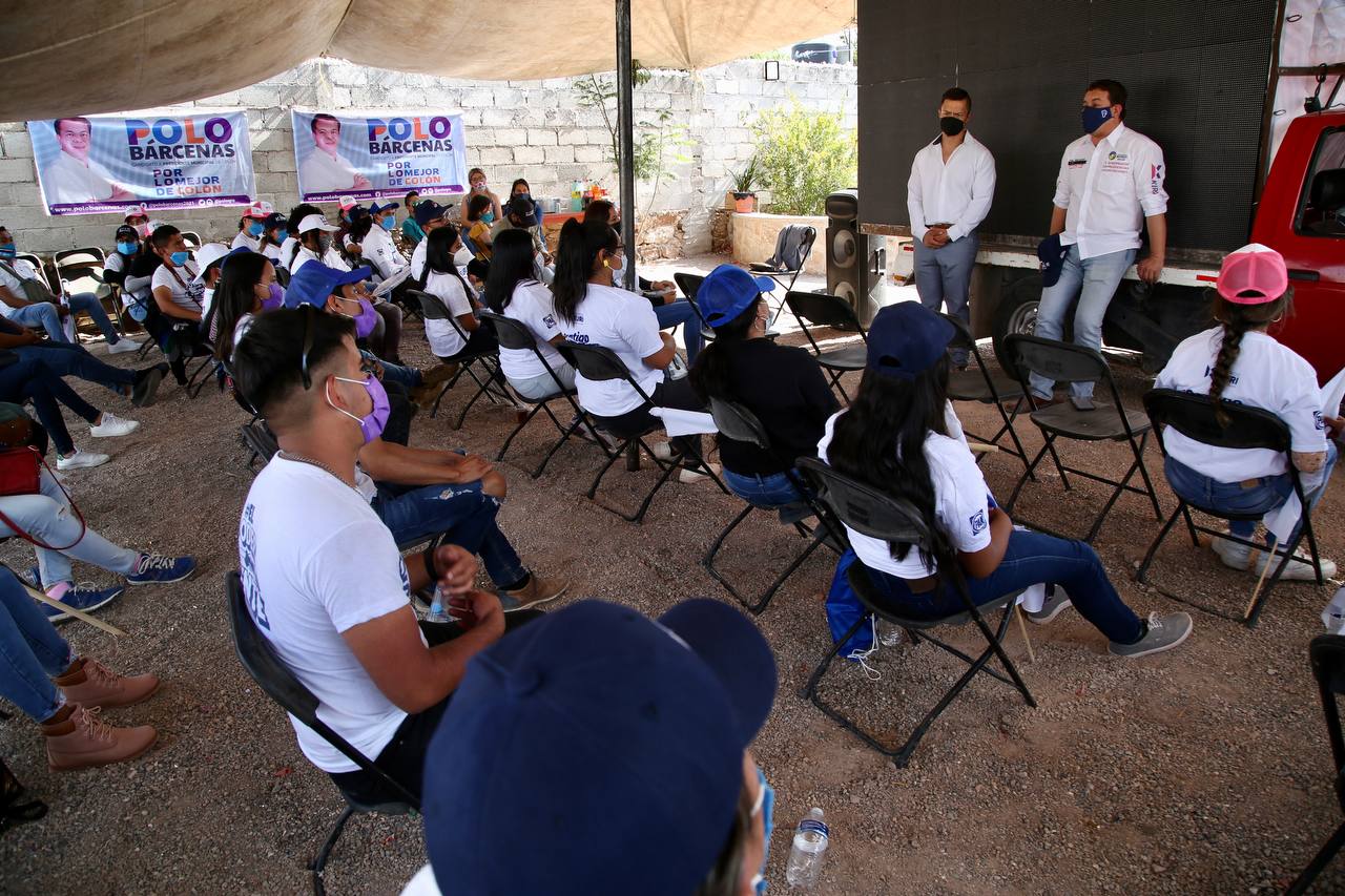 Polo Bárcenas expone sus propuestas a jóvenes de Colón.