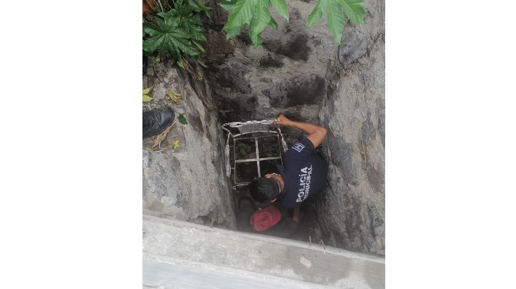 Adulto mayor cae a un registro de desagüe en Querétaro; lo rescatan policías y bomberos