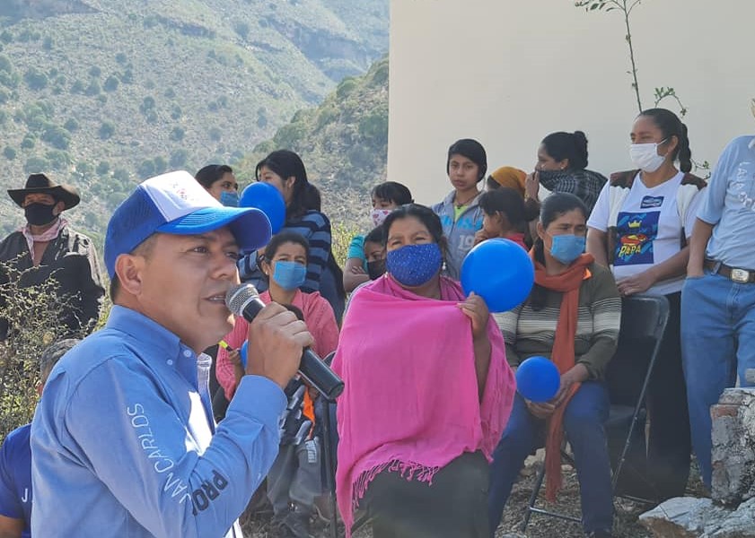 Familias de Peñamiller reciben a Juan Carlos Linares quien comparte sus propuestas de campaña.