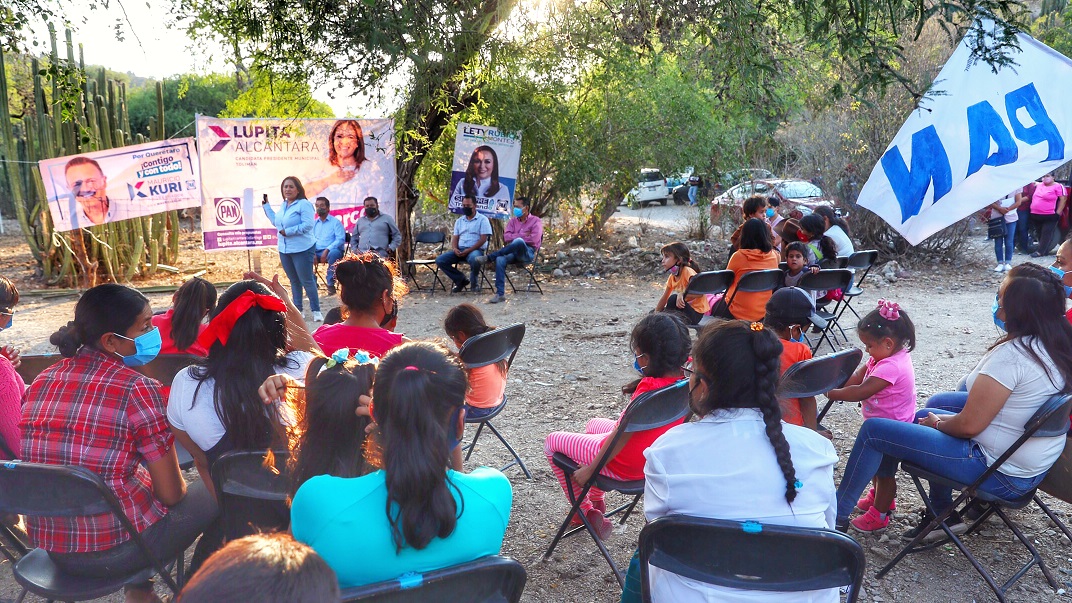 Lupita Alcántara plantea nueva antena para mejorar señal de internet en localidades aisladas de Tolimán.