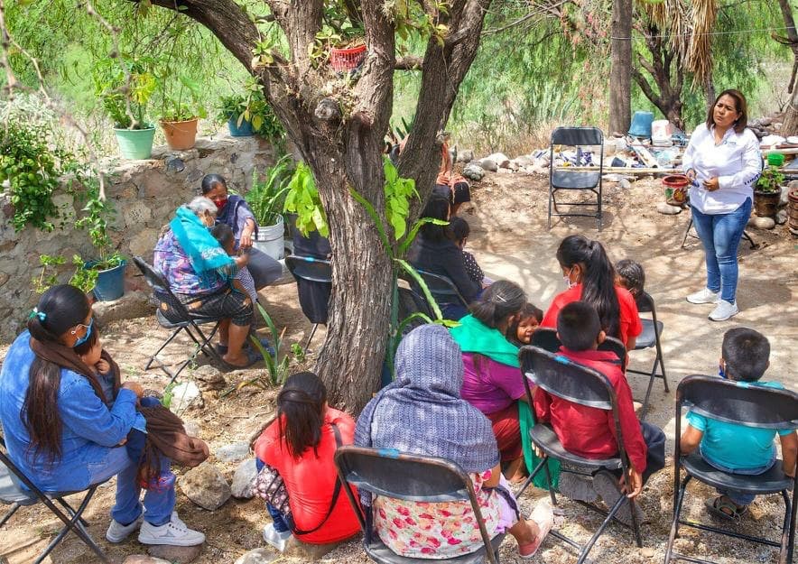 Lupita Alcántara presenta sus propuestas a las mujeres artesanas de Tolimán