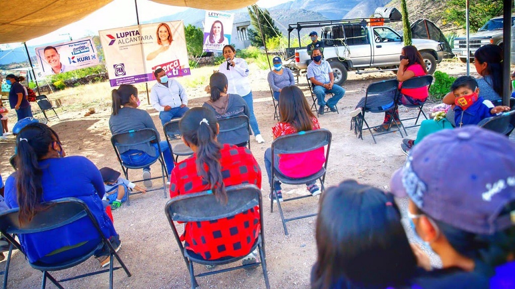 Lupita Alcántara se compromete a adquirir una nueva ambulancia equipada para Tolimán