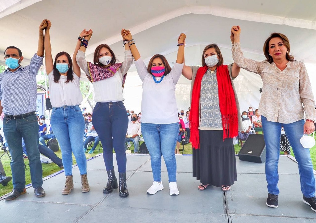 Senadoras del PAN arropan a Lupita Alcántara en Tolimán.