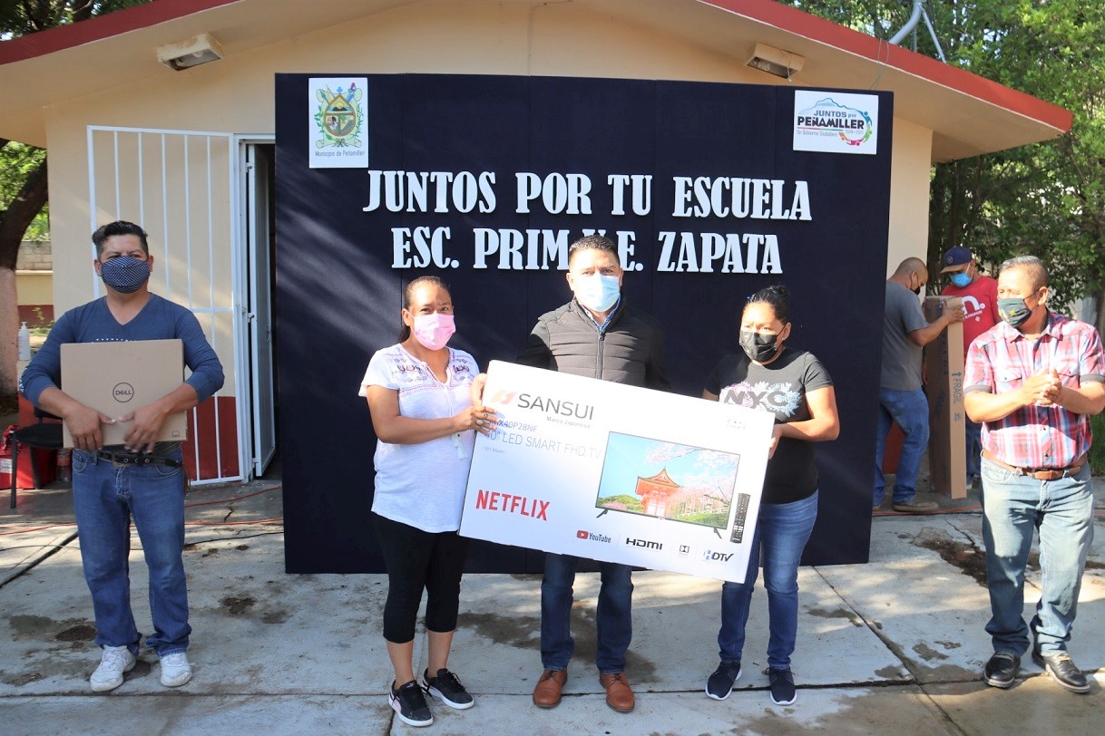 Juan Carlos Linares entrega equipo de cómputo y pantalla a Escuela Primaría de Peñamiller