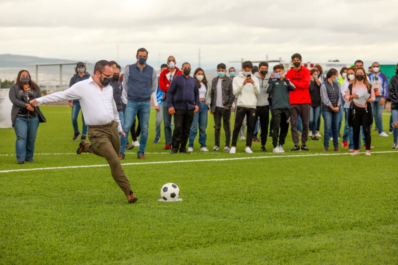 Miguel Parrodi entrega cancha de futbol en plantel Norte del Colegio de Bachilleres.