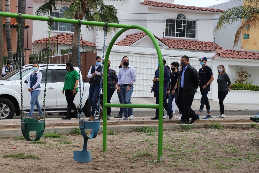 Miguel Parrodi supervisa rehabilitación de calles en San Francisco Juriquilla