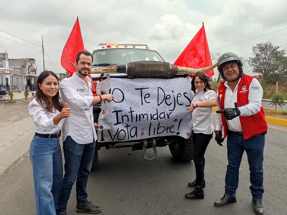 René Mejía enseña músculo con caravana de autos para ganar elección en Amealco