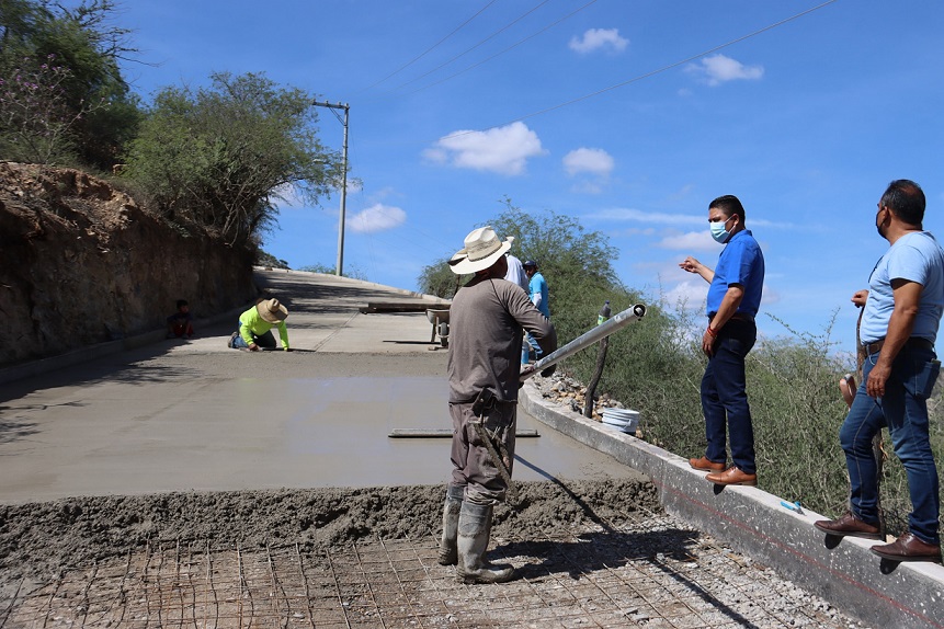 Supervisa Juan Carlos Linares pavimentación de callle en La Higuera