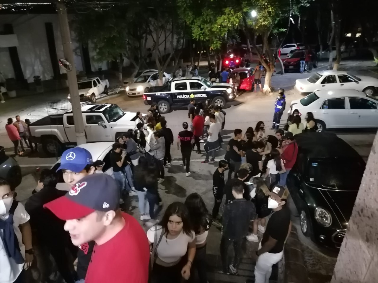 Unidad AntiCOVID en Querétaro desaloja a mil personas en dos fiestas privadas