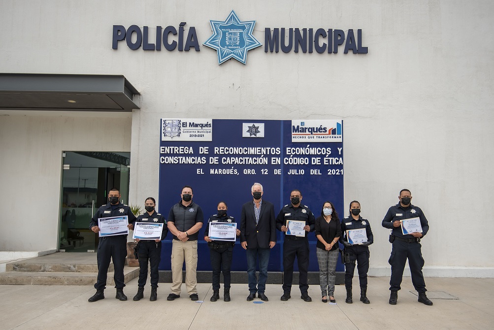 Entrega Enrique Vega reconocimientos económico constancias de capacitación a policías de El Marqués.