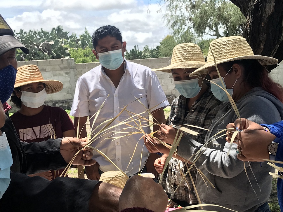 Miguel Martínez lleva curso de elaboración de sombreros shamatis a mujeres de Cadereyta de Montes