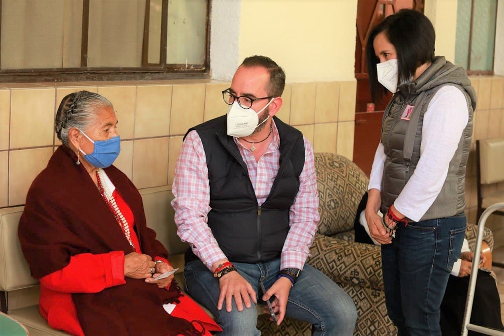 Miguel Parrodi y Gita Béjar entregan 30 credenciales de Médico en tu calle a Adultos Mayores.