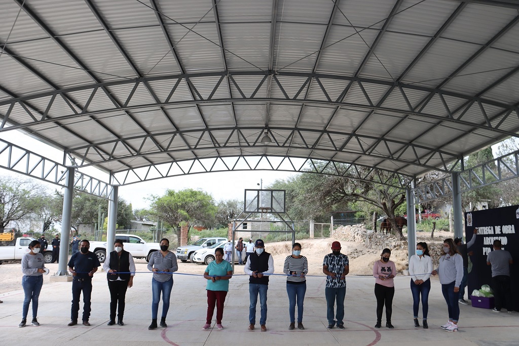 Alcalde de Peñamiller inaugura techumbre en Puerto Blanco