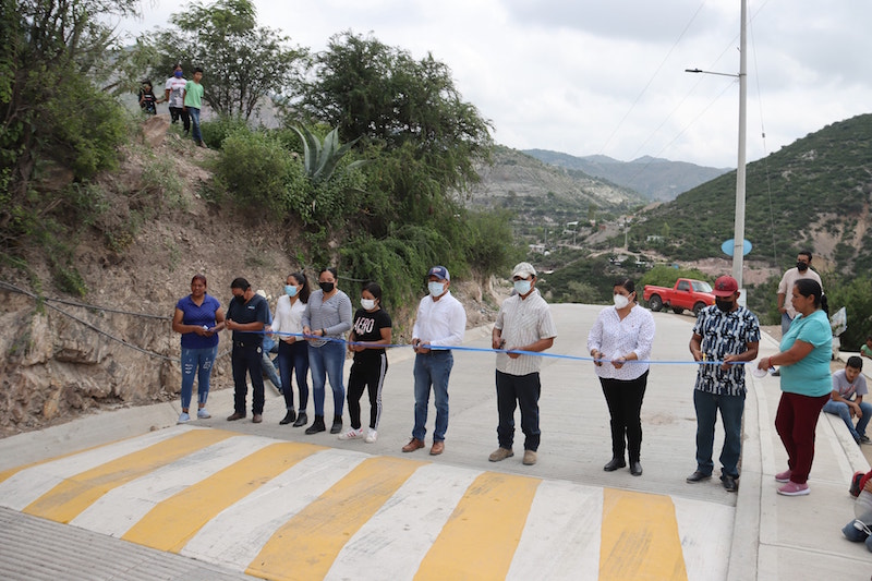 Entrega Juan Carlos Linares urbanización de calle principal en Agua Fría