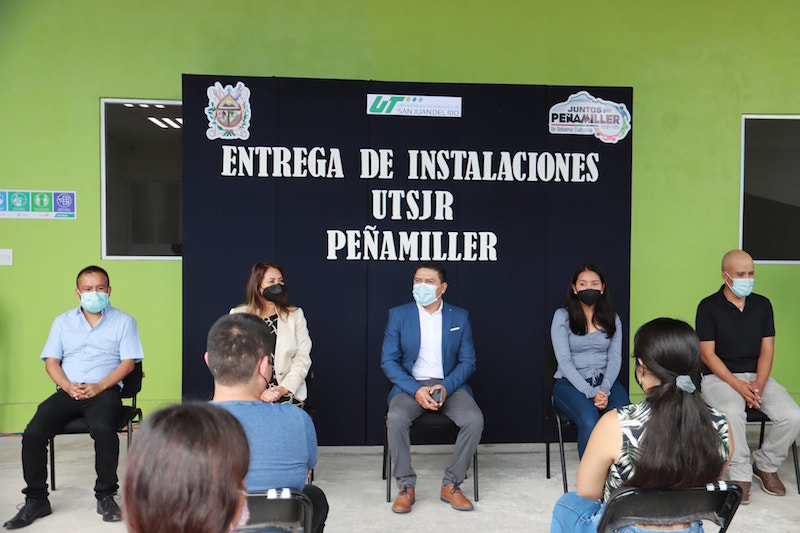 Juan Carlos Linares Aguilar entrega obras de adecuación de la UTSJR campus Peñamiller