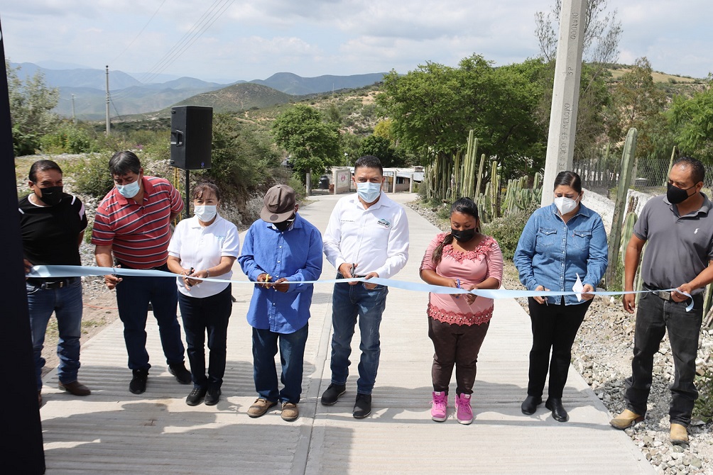 Juan Carlos Linares, entregó obras en La Zancona y Llanos de Buenavista, Peñamiller.