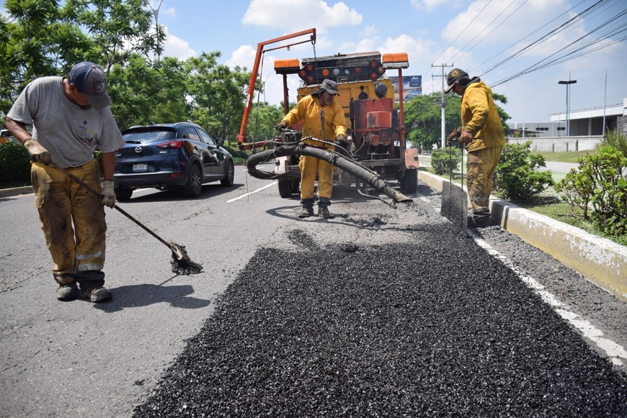 Rehabilitan más de 3 millones de metros cuadrados de vialidades en Querétaro Municipio.