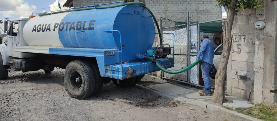 Apoyan a ciudadanos afectados por la falta de agua potable en Querétaro Capital