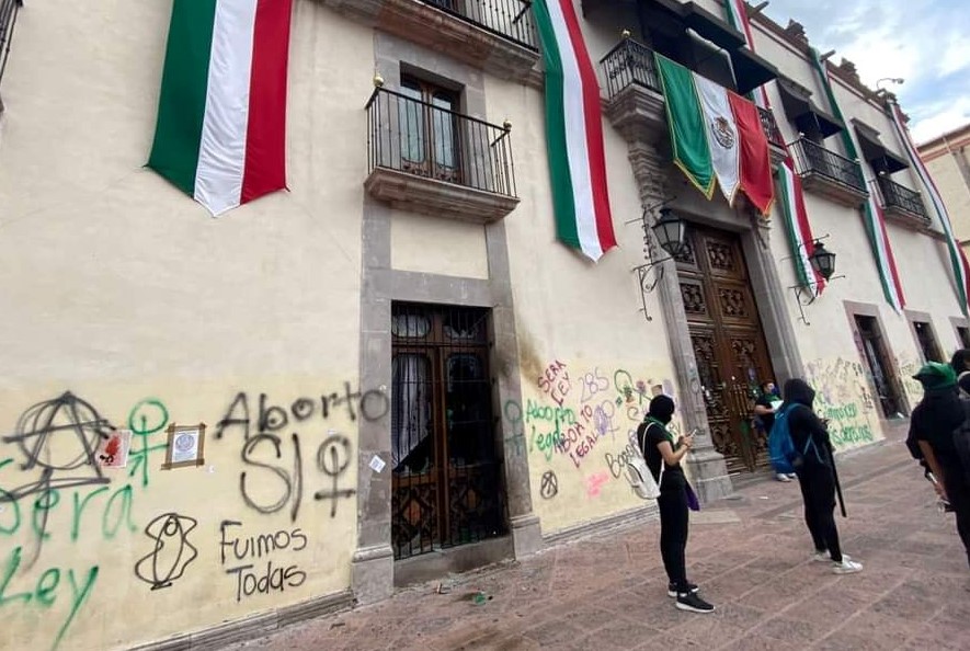 Cuantifican daños de colectivos de mujeres feministas al Palacio de la Corregidora en Querétaro. Foto: Queretarock Noticias