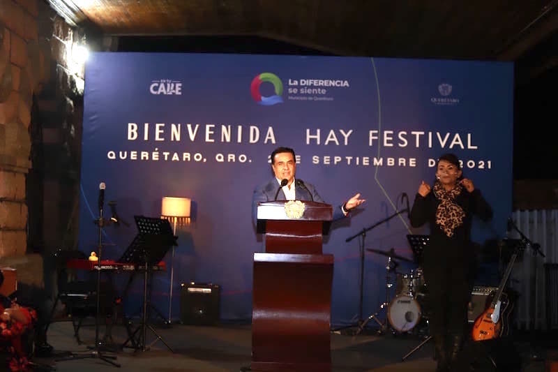 Luis Nava da bienvenida a los participantes del Hay Festival Querétaro 2021