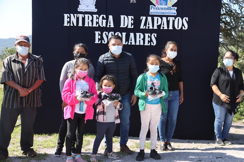 Juan Carlos Linares entrega zapatos escolares a estudiantes de 9 comunidades de Peñamiller