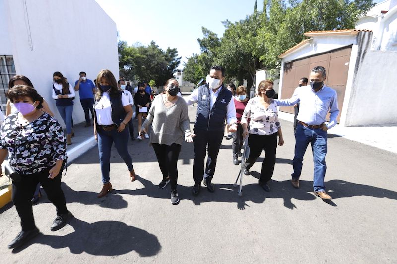 Luis Nava recorre condominios Plaza Peces y Plaza Hoja en la Colonia Geoplazas.