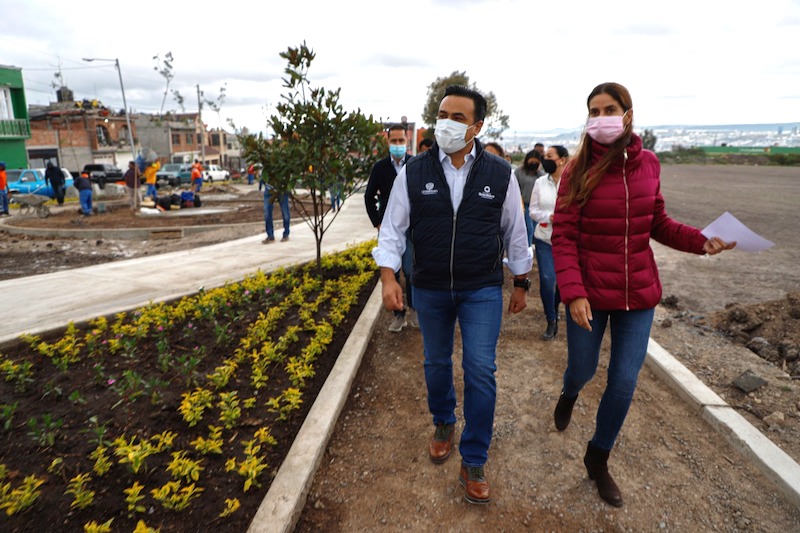 Luis Nava supervisa la construcción del parque en la colonia Fraternidad de Santiago