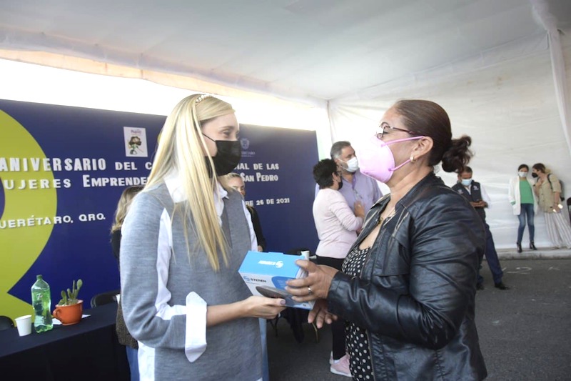 Arahí Domínguez asiste al festejo por el primer aniversario del Corredor Comercial de Mujeres emprendedoras.