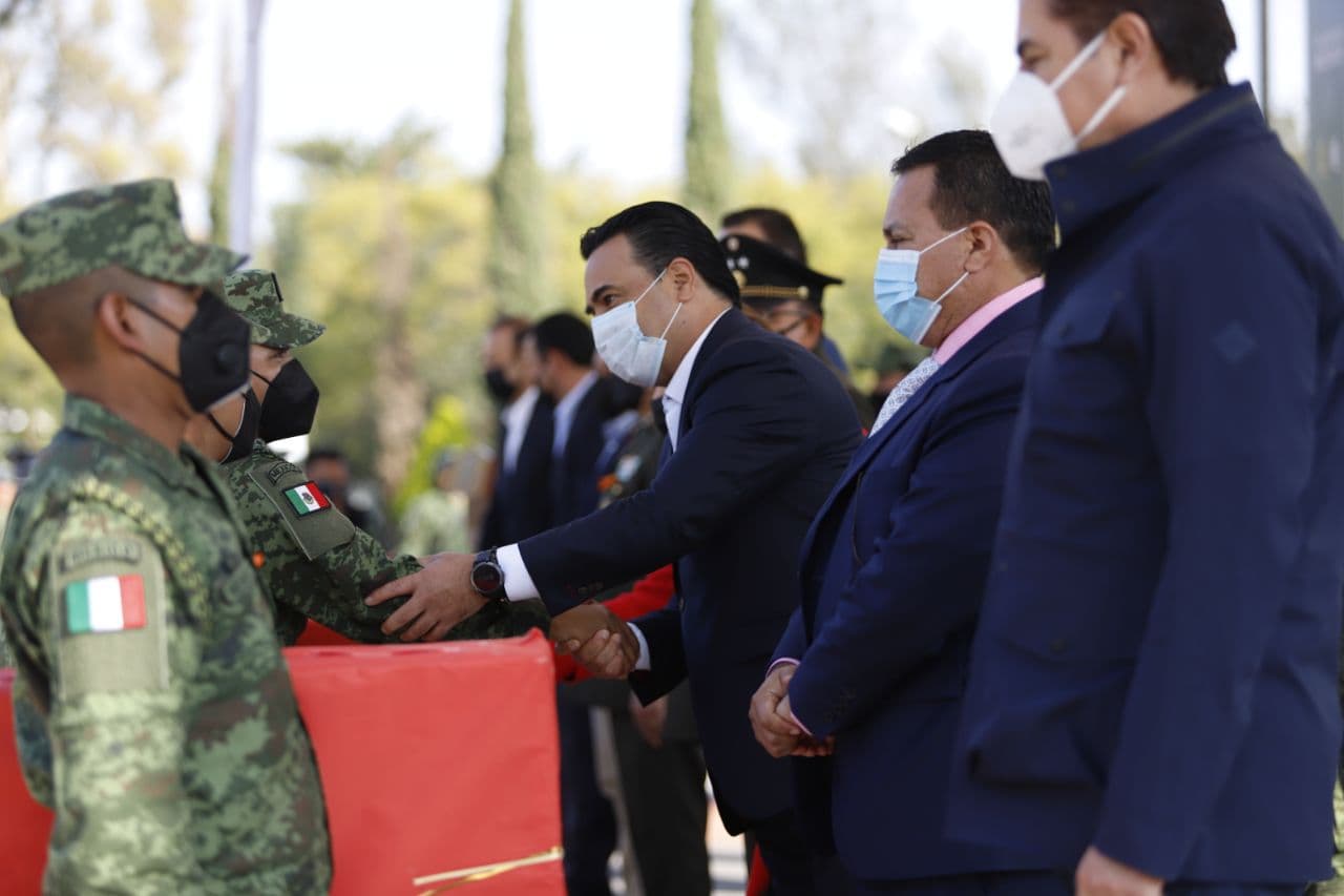 Atestigua Luis Nava reconocimientos a personal militar en Querétaro.