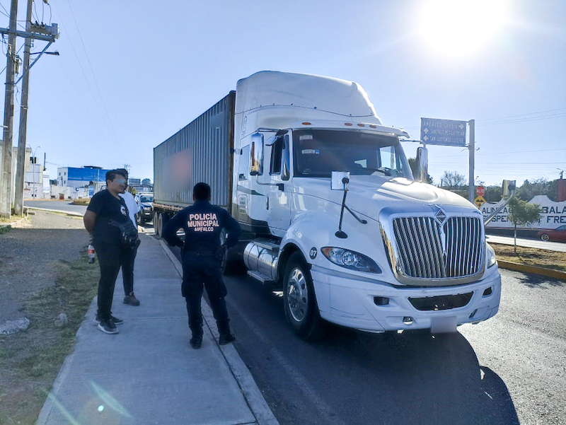 Detienen en Amealco a 2 personas por robo de tráiler