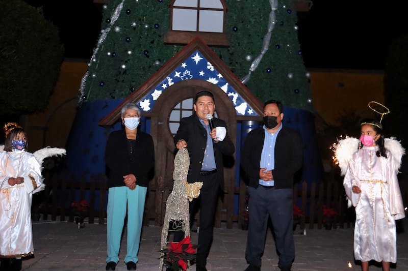 Encienden el árbol navideño en Peñamiller.