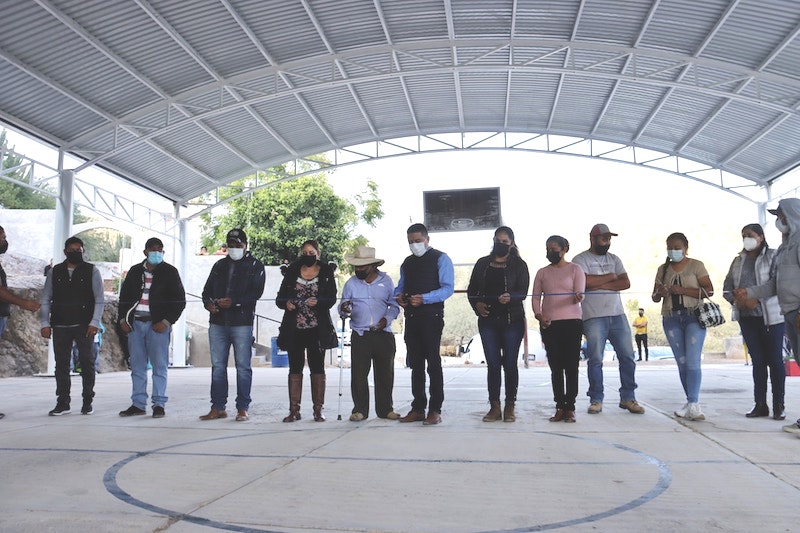 Entrega Juan Carlos Linares una techumbre en Cruz de Milagro en Peñamiller.